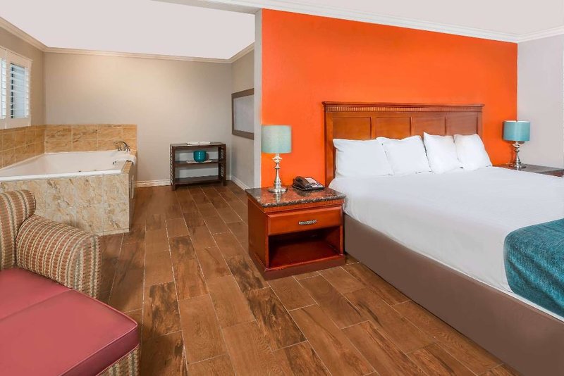 Urlaub im Howard Johnson Inn & Suites - Orange 2024/2025 - hier günstig online buchen